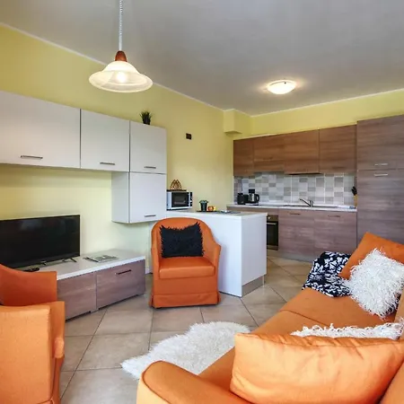 Yellow View By Halldis Apartamento Gera Lario